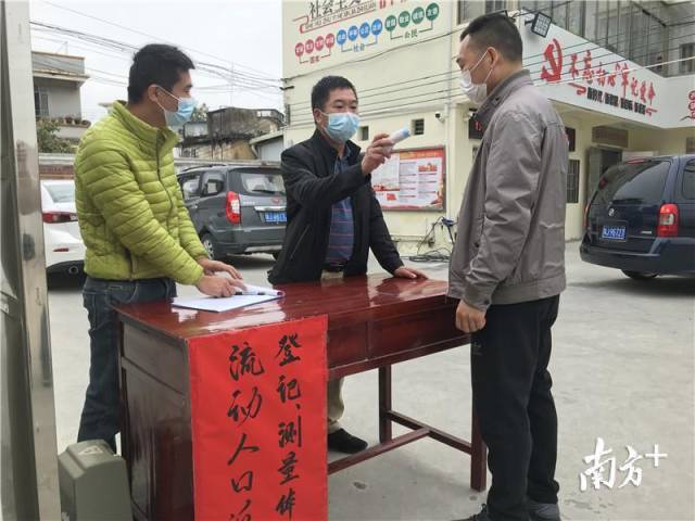 在石溪村，所有返鄉(xiāng)的流動人口都需要到村委會進行體溫檢測和信息登記。