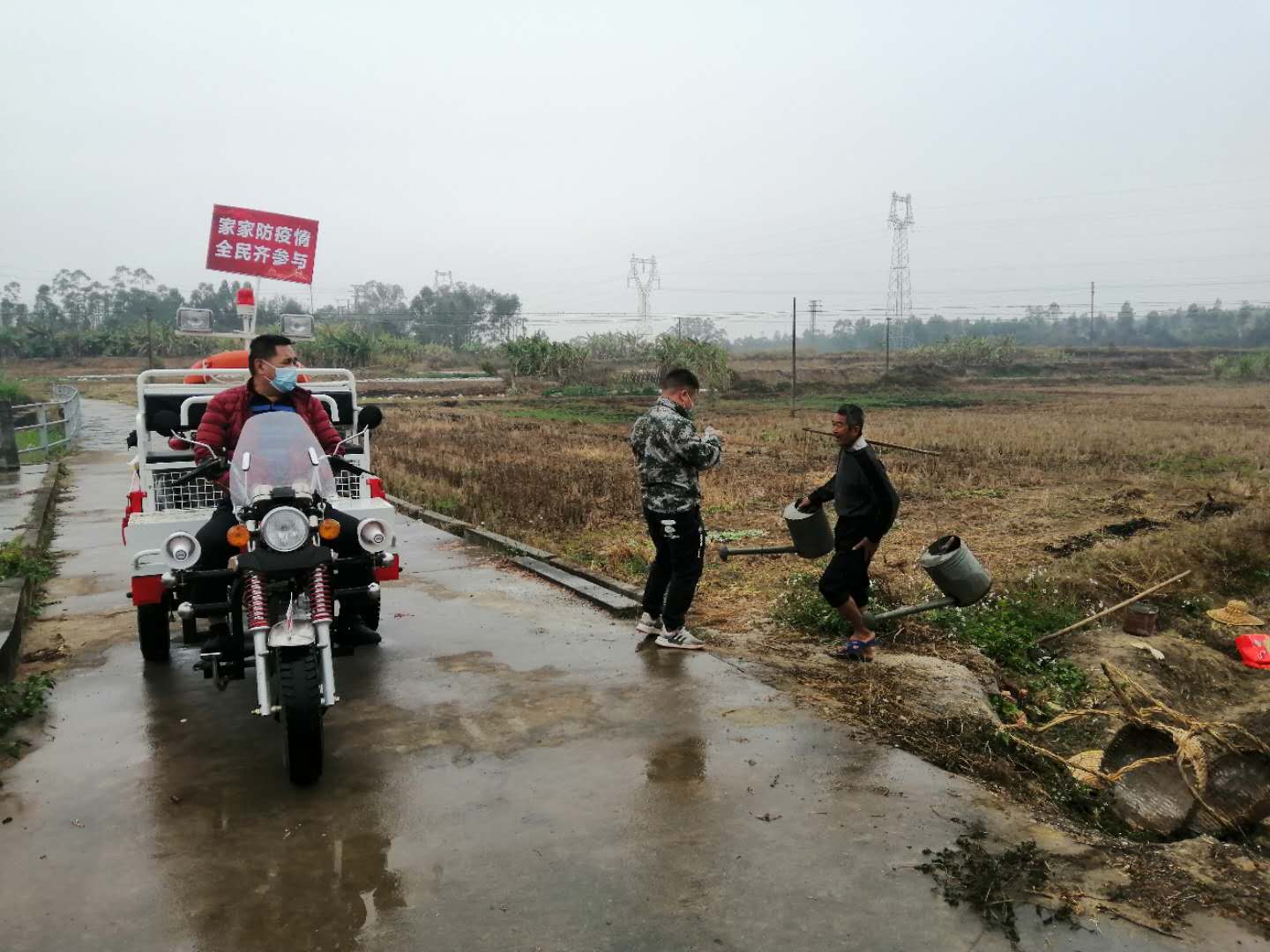 關寧賜同志駕駛著宣傳車在村中、田頭宣傳防控防護知識.jpg