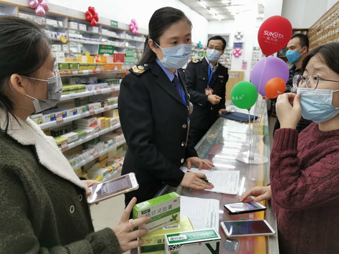 田明明對醫(yī)用防護(hù)服、醫(yī)用口罩、抗流感病毒藥品等進(jìn)行監(jiān)督檢查，確保疫情防控期間用藥用械質(zhì)量安全.jpg
