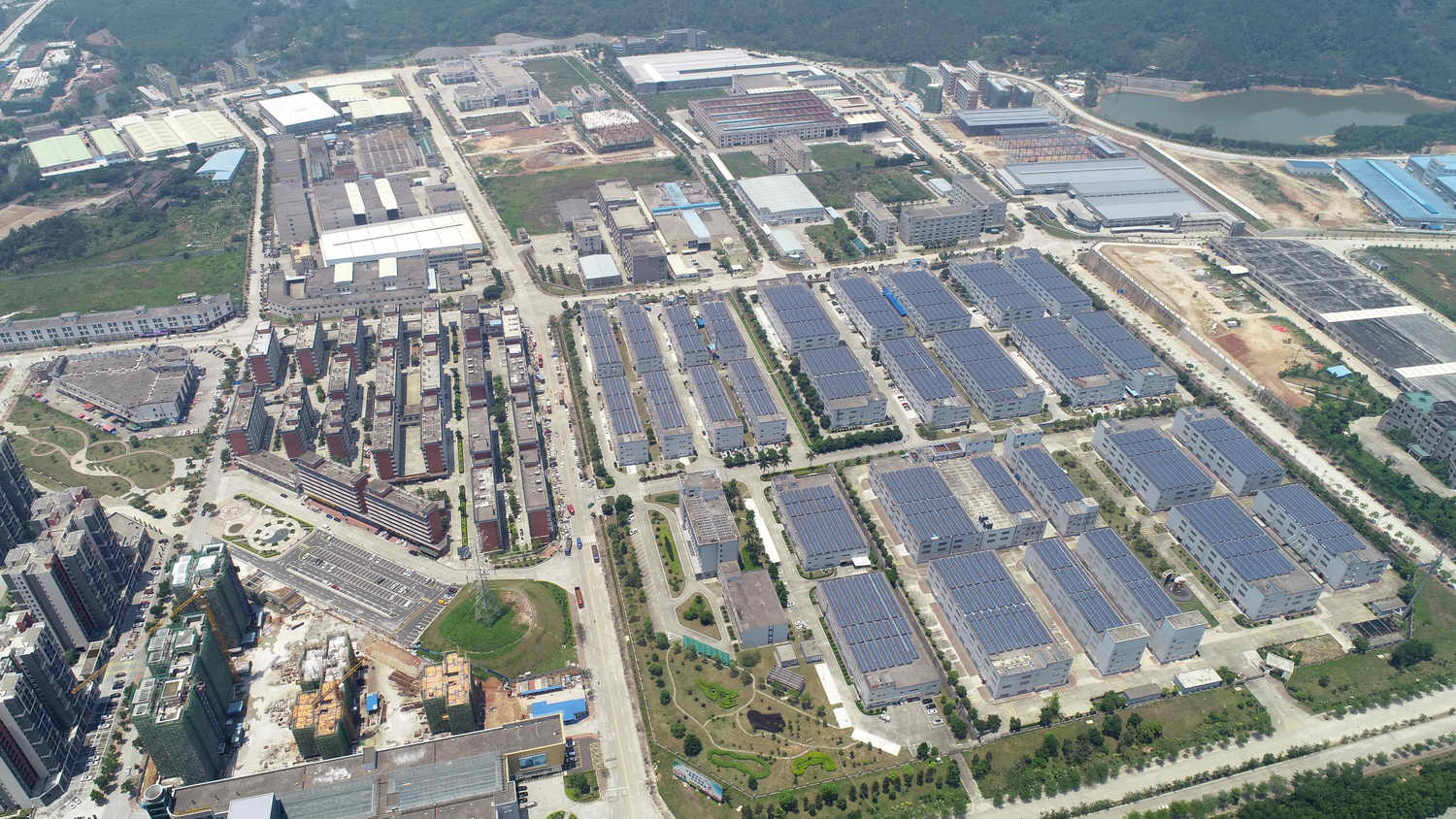 3、2020_0428_121225A翠山湖核心區(qū)已基本完成建設，廠房林立、配套完善。_調整大小.jpg