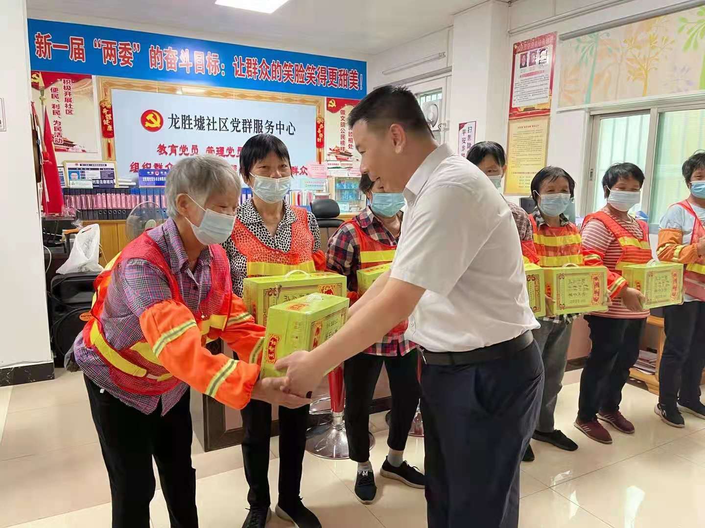 1關(guān)健強同志為環(huán)衛(wèi)工人送飲料.jpg