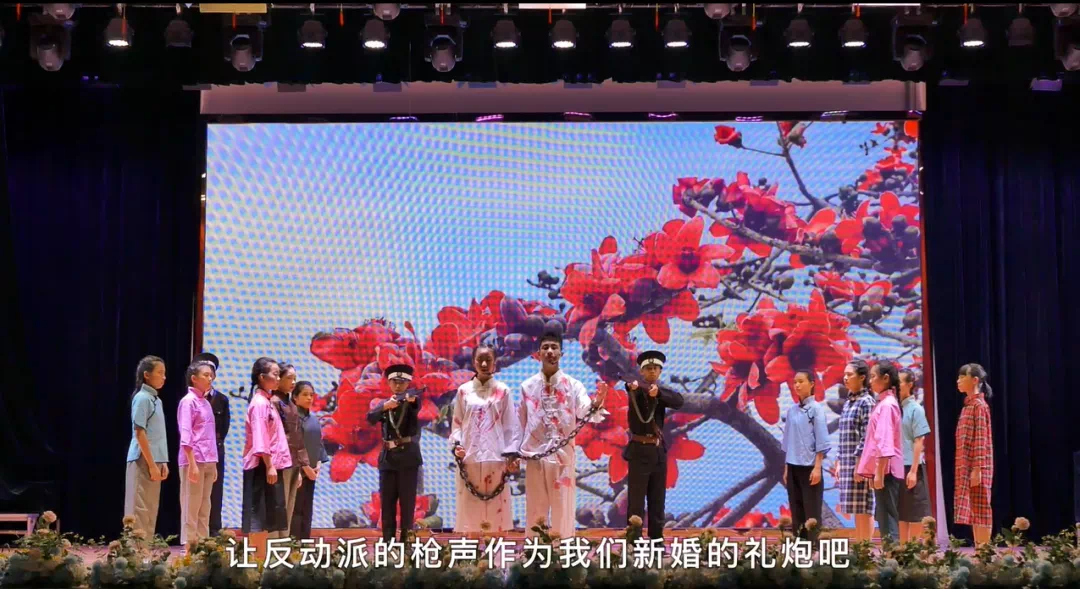 12  5月21日，為慶祝建黨100周年，開平市金山中學(xué)共青團(tuán)員、少先隊(duì)員在體育館上演舞臺(tái)劇《烈骨忠魂木棉情》，謳歌僑鄉(xiāng)英雄周文雍和陳鐵軍的革命故事。1.png