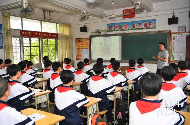 2011年6月，教育部授予開平市百合初級(jí)中學(xué)一個(gè)班為“周文雍陳鐵軍”班，并延續(xù)至今。楊興樂攝