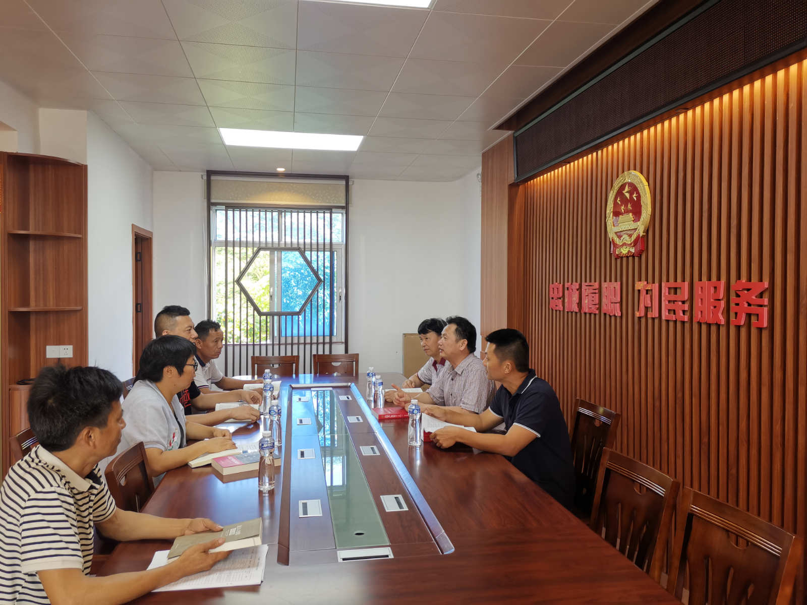 2百合鎮(zhèn)人大代表借助圖書室資源，“大學(xué)習(xí)、深交流”，提升履職能力及綜合素質(zhì)_meitu_5.jpg