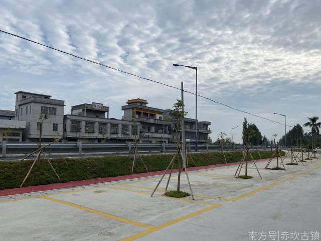 ▲通過“美麗廊道”建設(shè)，G325國道五龍段變得更加整潔美麗，交通更加安全