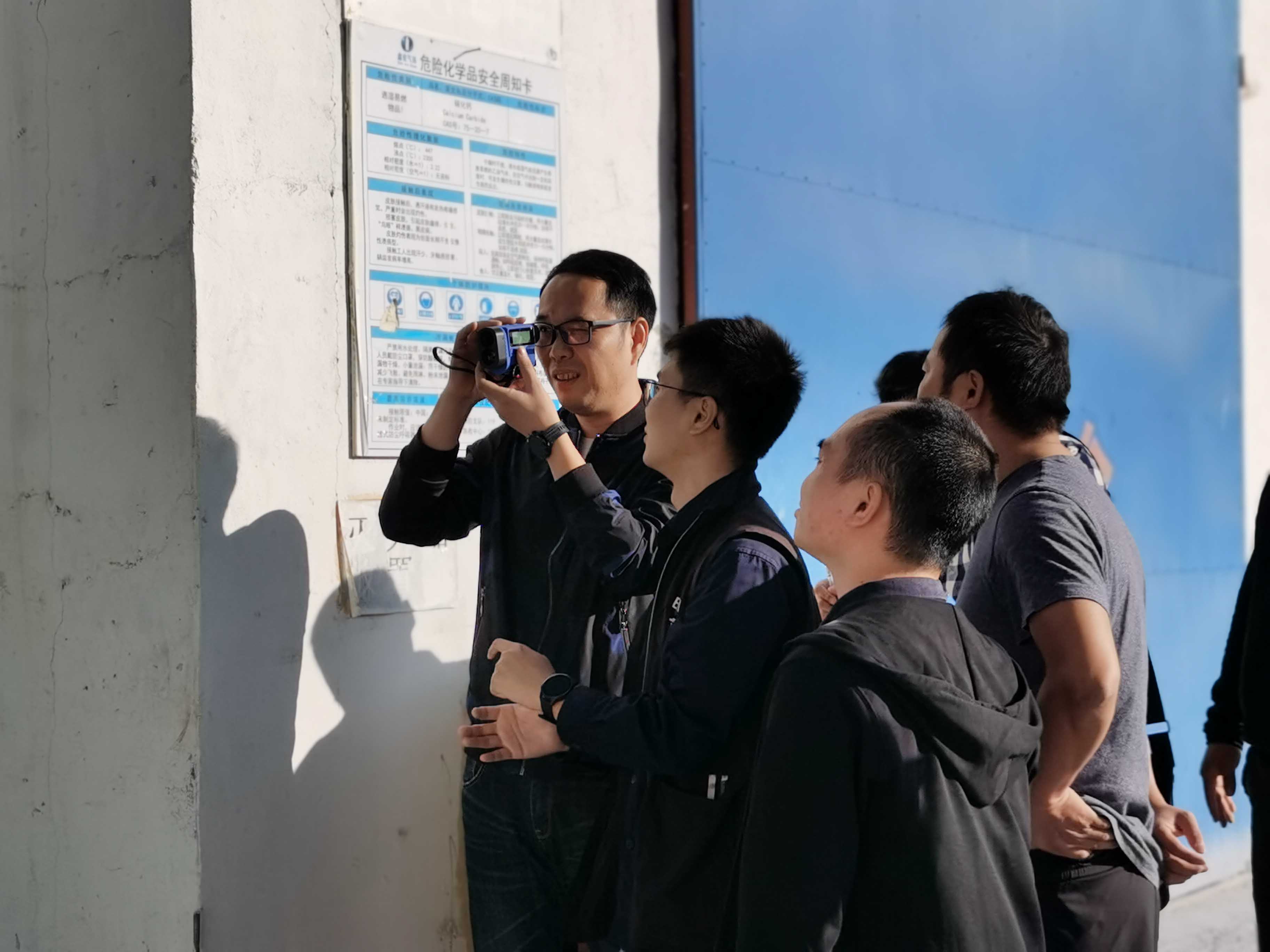 開展危化品企業(yè)安全生產(chǎn)專項檢查，測量危化品存放安全距離.jpg