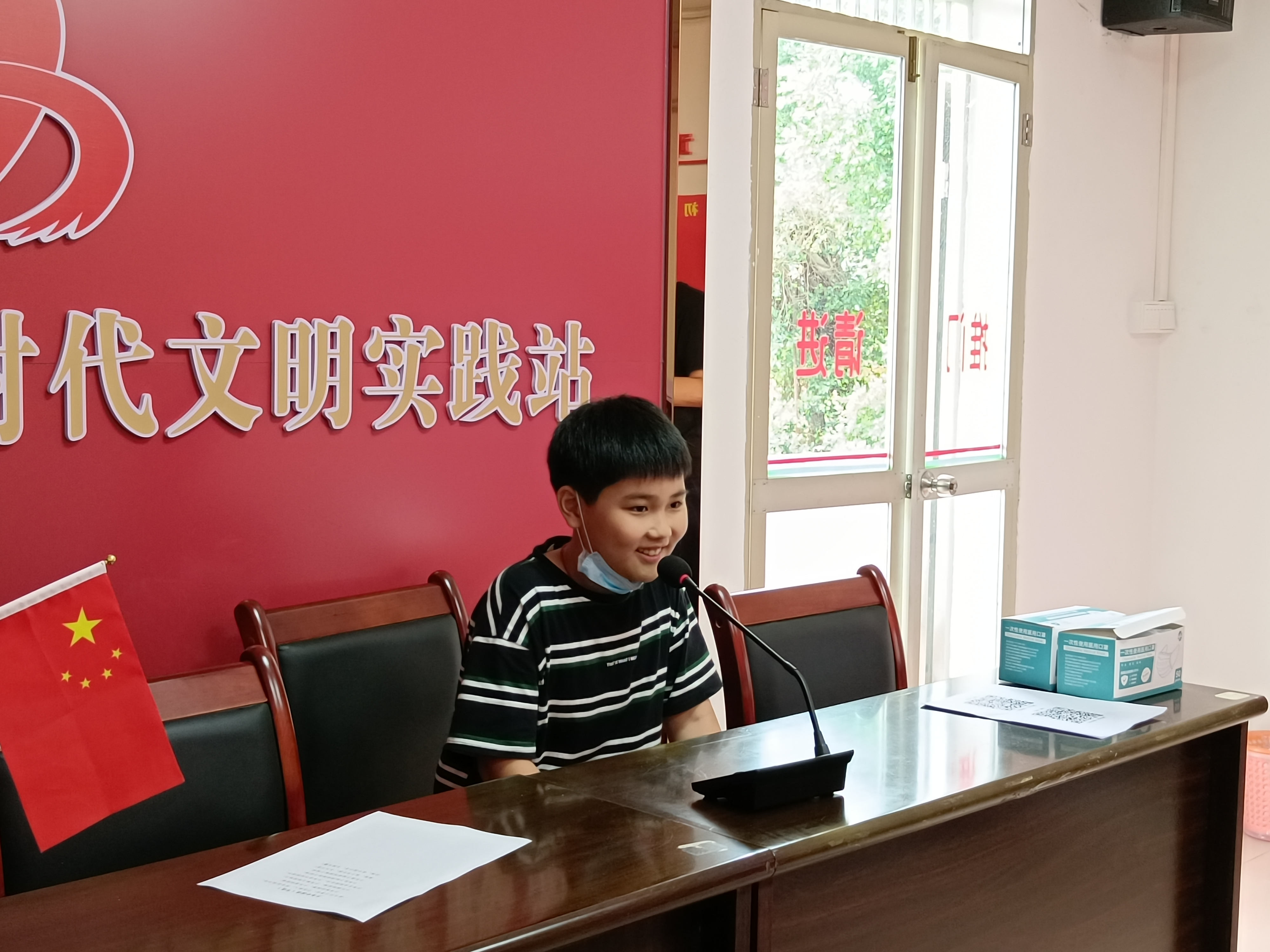 4同學(xué)們上臺(tái)朗誦各經(jīng)典詩詞、詩歌.jpg