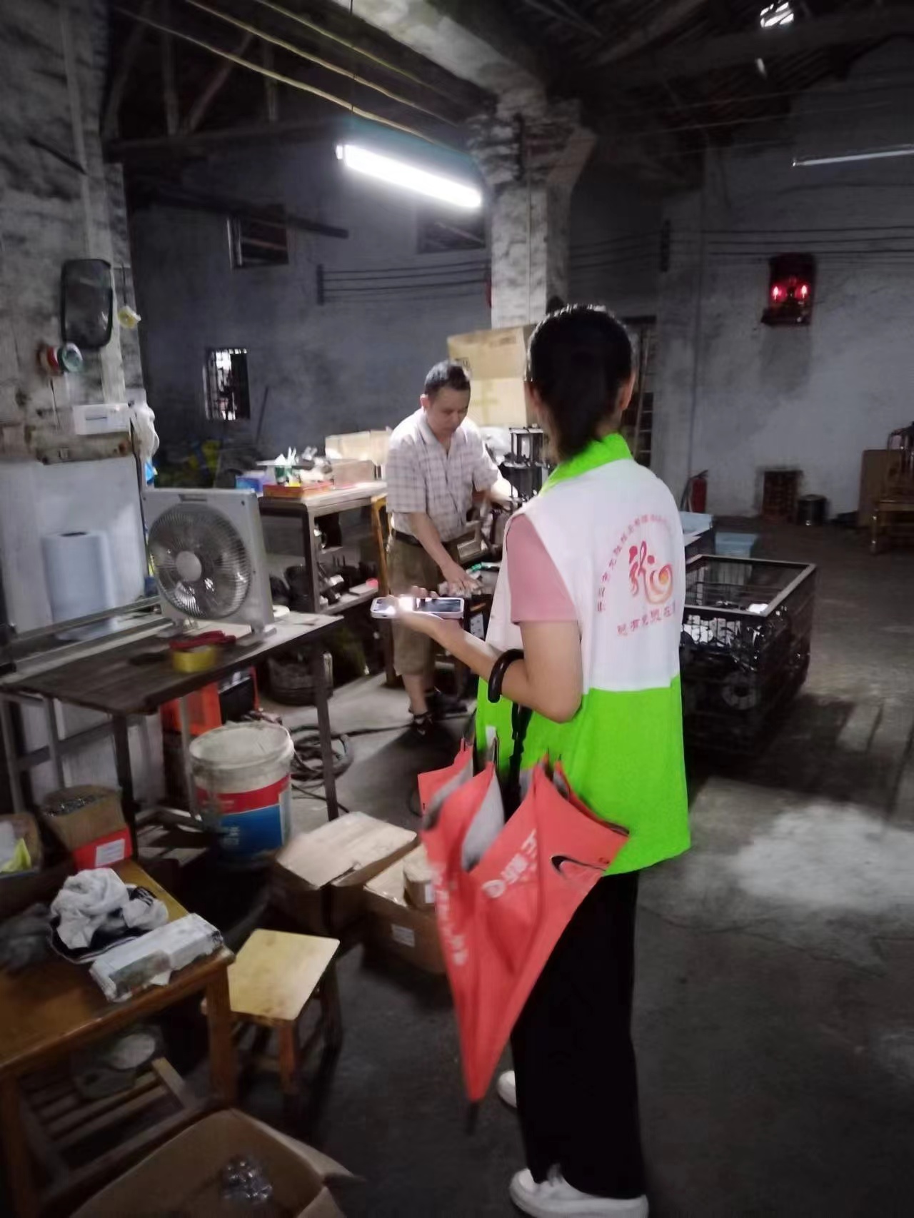4網(wǎng)格員入戶(hù)查看群眾住房環(huán)境，詢(xún)問(wèn)房屋漏水、進(jìn)水情況.jpg