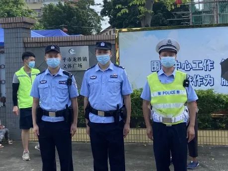 25安保人員不懼酷暑，堅(jiān)守崗位，維持著現(xiàn)場(chǎng)秩序.jpg