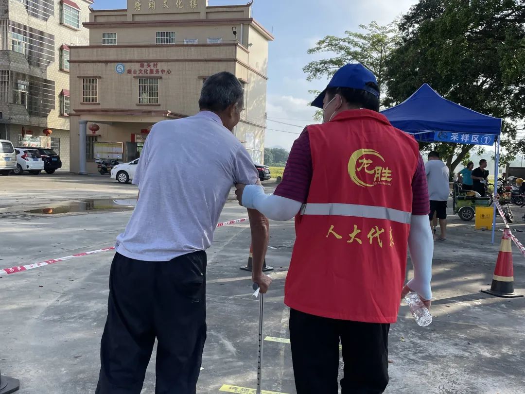1在核酸檢測(cè)現(xiàn)場(chǎng)，人大代表志愿者全程陪同行動(dòng)不便的老人家完成檢測(cè).jpg