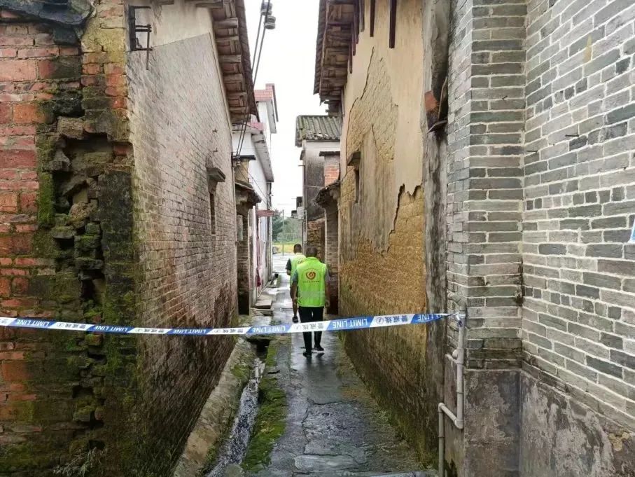 14志愿者入村入戶查看群眾居住環(huán)境，詢問房屋漏水、進(jìn)水情況，全覆蓋排查涉危房.jpg