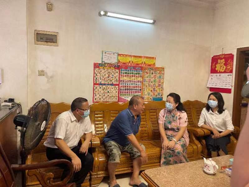 1江門市委常委、市委宣傳部部長陳冀來到龍勝鎮(zhèn)政府退休干部、二等功臣蘇學東家中，向他致以節(jié)日問候.jpg