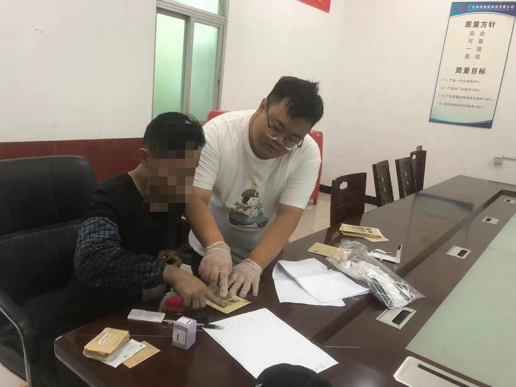 8對(duì)龍勝鎮(zhèn)在冊(cè)現(xiàn)有吸毒人員、病殘吸毒人員、重點(diǎn)行業(yè)從業(yè)人員以及鎮(zhèn)府全體工作人員、村（社區(qū)）“兩委”干部、各站所工作人員全面落實(shí)毛發(fā)檢測(cè)工作.jpg