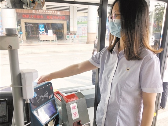 市民在開(kāi)平可刷社保卡乘坐公交車(chē)了。