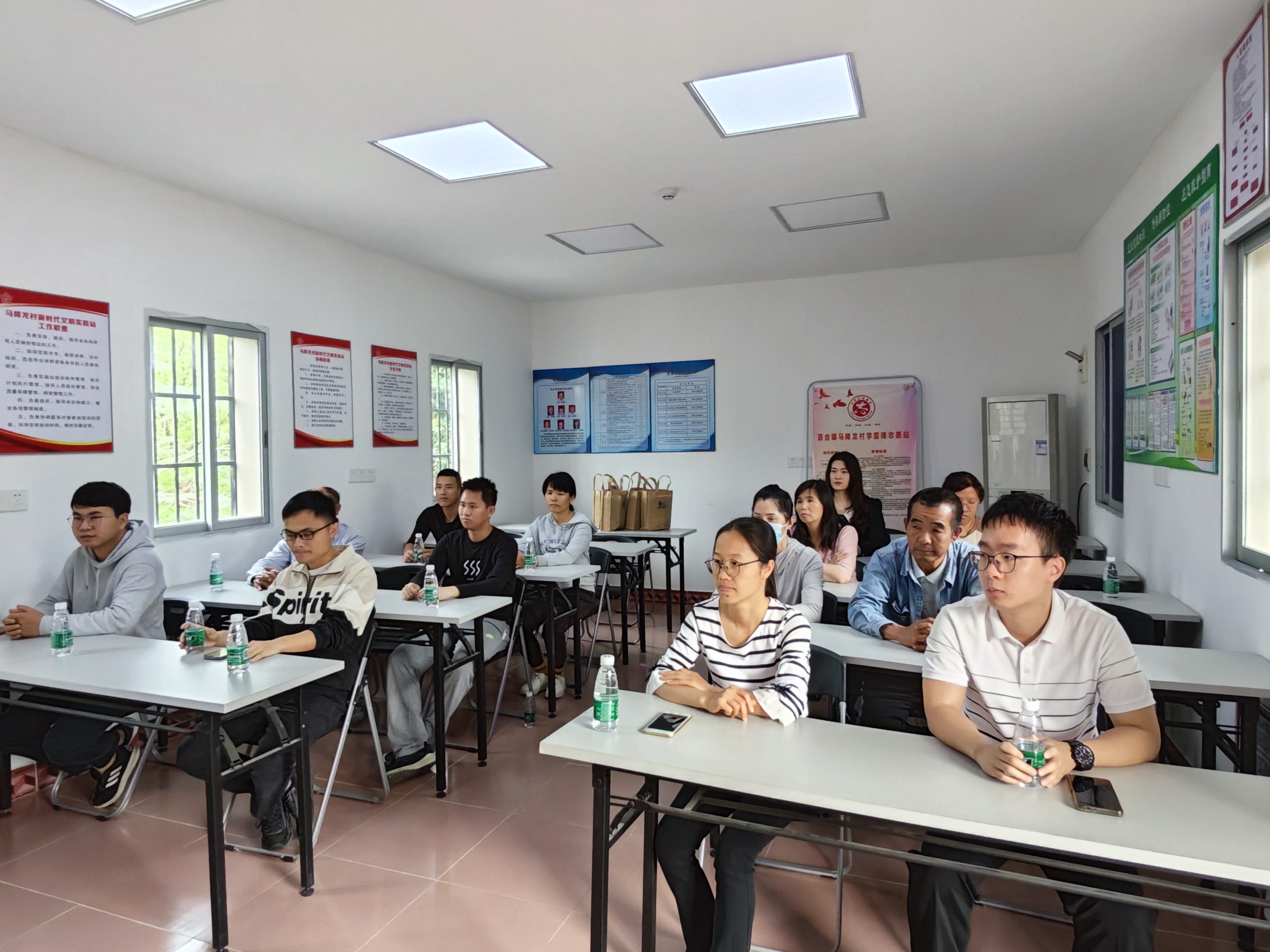 （圖片資料）Ⅱ-2-2)-②2022年11月22日開平市農(nóng)業(yè)農(nóng)村局在百合鎮(zhèn)馬降龍村開展學(xué)習(xí)農(nóng)業(yè)技術(shù)宣傳 共展振興夢(mèng)想“聽黨話、感黨恩、跟黨走”主體教育活動(dòng)（3）.jpg