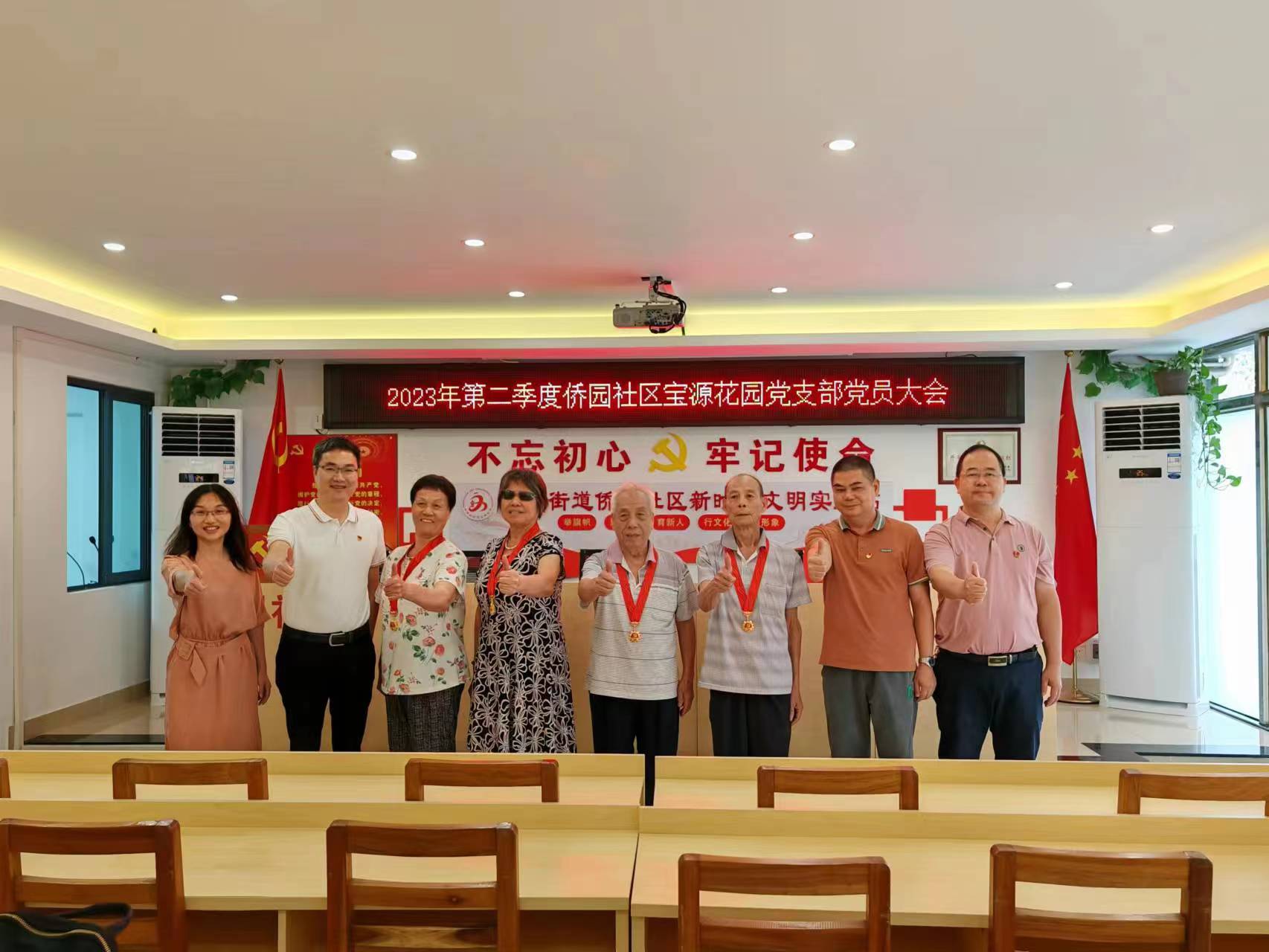周主任、梁黨委和駐村團(tuán)隊(duì)到僑園社區(qū)慰問(wèn)老黨員，并在僑園社區(qū)為50年黨齡黨員頒發(fā).jpg