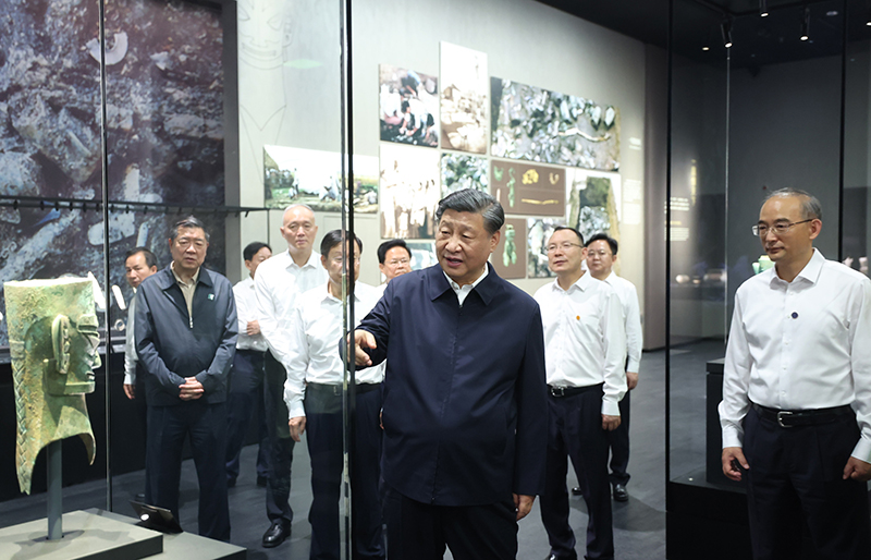 7月25日至27日，中共中央總書記、國家主席、中央軍委主席習近平在四川考察。這是26日下午，習近平在位于德陽市廣漢市的三星堆博物館新館參觀。