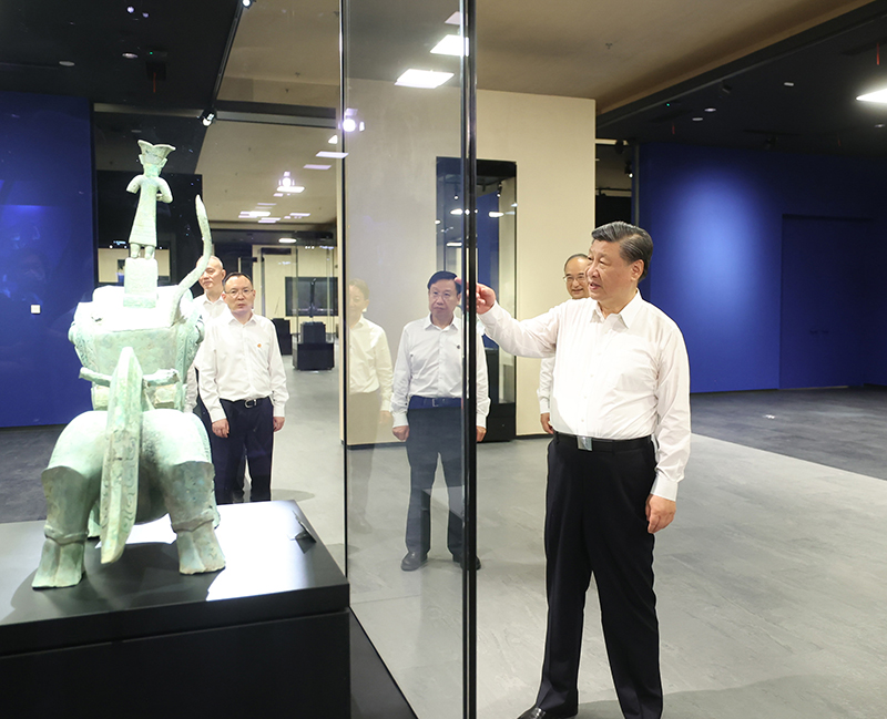 7月25日至27日，中共中央總書記、國家主席、中央軍委主席習近平在四川考察。這是26日下午，習近平在位于德陽市廣漢市的三星堆博物館新館參觀。