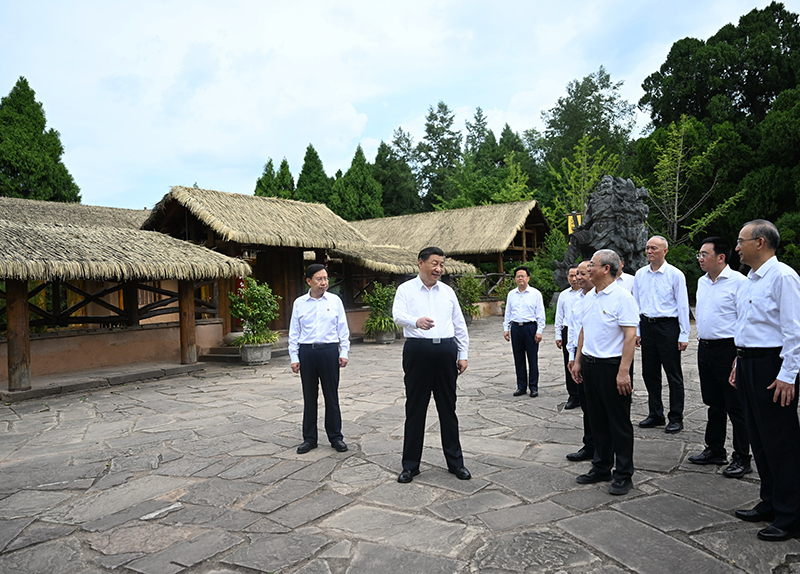 7月25日至27日，中共中央總書記、國家主席、中央軍委主席習近平在四川考察。這是25日下午，習近平在廣元市劍閣縣翠云廊考察。