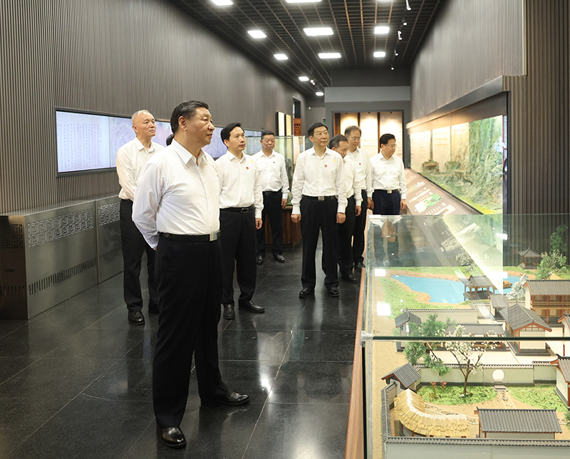 7月29日，中共中央總書記、國家主席、中央軍委主席習近平在四川考察結(jié)束返京途中，來到陜西省漢中市考察。這是習近平參觀漢中市博物館有關歷史文物展陳。
