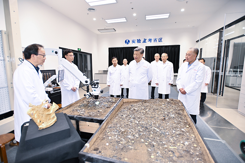 7月25日至27日，中共中央總書記、國家主席、中央軍委主席習近平在四川考察。這是26日下午，習近平在位于德陽市廣漢市的三星堆博物館文物保護與修復館，同現(xiàn)場工作人員親切交流。