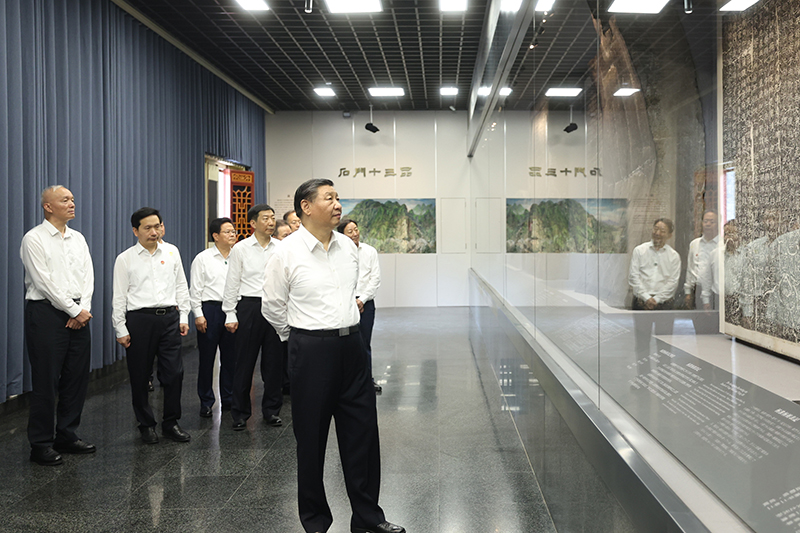 7月29日，中共中央總書記、國家主席、中央軍委主席習近平在四川考察結(jié)束返京途中，來到陜西省漢中市考察。這是習近平參觀漢中市博物館有關歷史文物展陳。