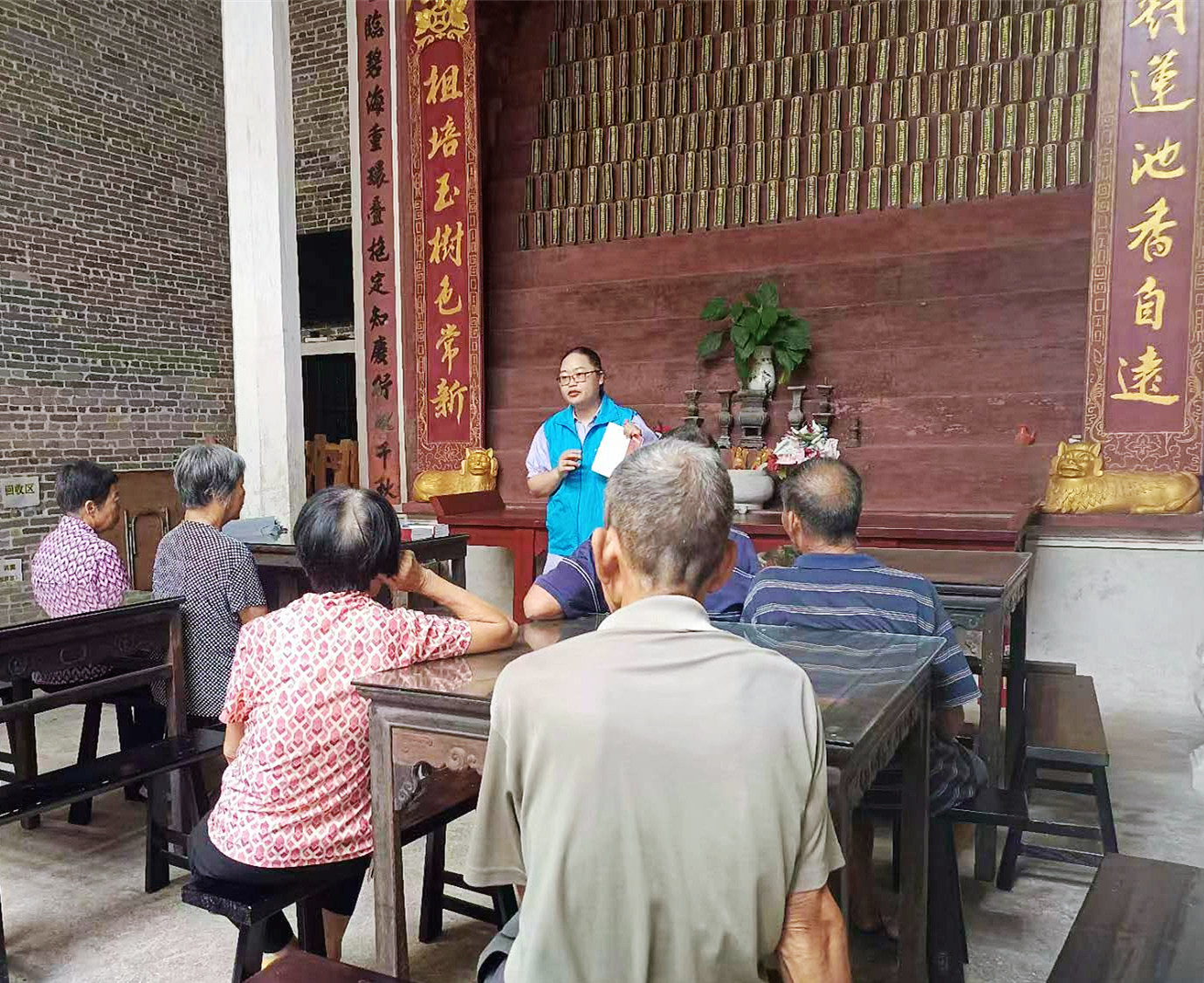 塘口司法所調(diào)解員在祠堂內(nèi)為村內(nèi)老人講解民法典關于繼承、贍養(yǎng)老人方面的法律知識.jpg