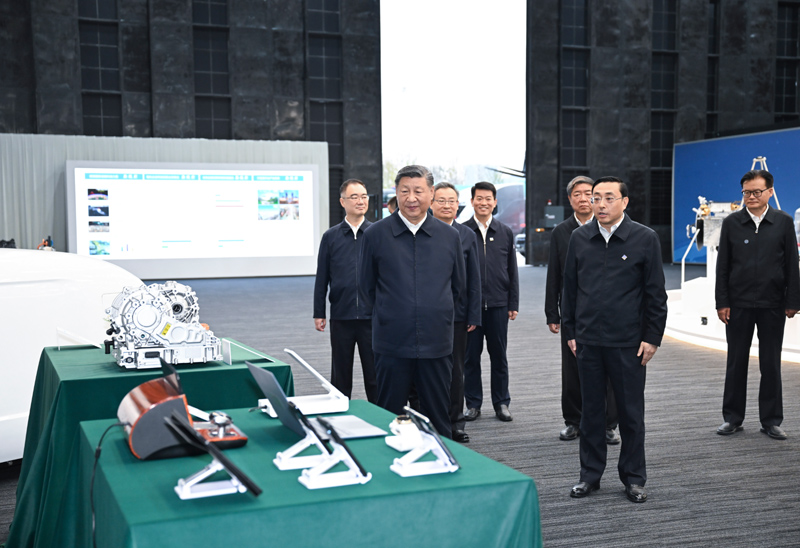 10月17日至18日，中共中央總書記、國(guó)家主席、中央軍委主席習(xí)近平在安徽考察。這是17日下午，習(xí)近平在合肥濱湖科學(xué)城察看安徽省重大科技創(chuàng)新成果集中展示。