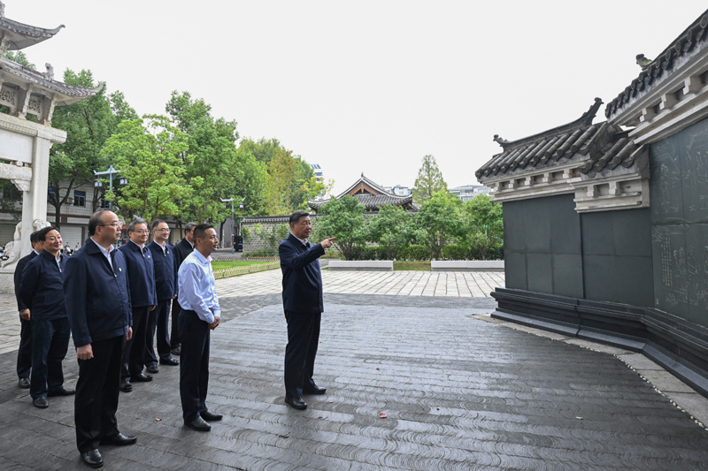 10月17日至18日，中共中央總書記、國(guó)家主席、中央軍委主席習(xí)近平在安徽考察。這是17日下午，習(xí)近平在安慶桐城市六尺巷考察。