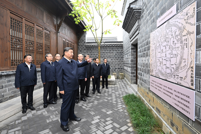 10月17日至18日，中共中央總書記、國(guó)家主席、中央軍委主席習(xí)近平在安徽考察。這是17日下午，習(xí)近平在安慶桐城市六尺巷考察。