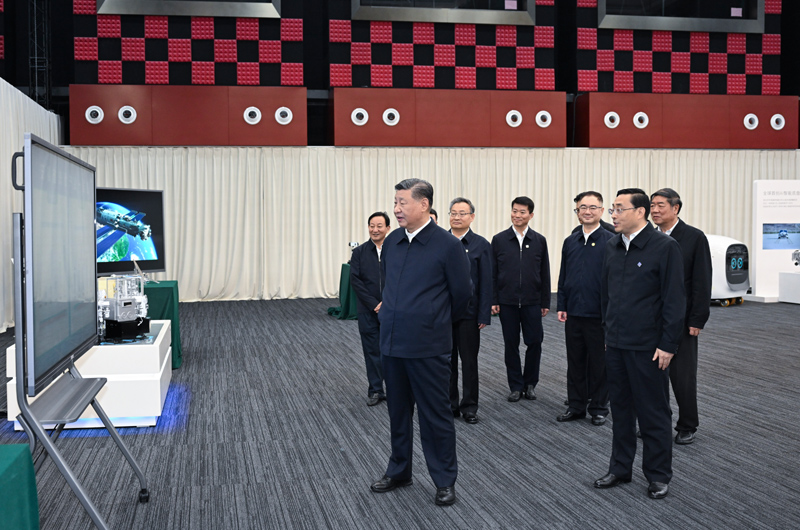 10月17日至18日，中共中央總書記、國(guó)家主席、中央軍委主席習(xí)近平在安徽考察。這是17日下午，習(xí)近平在合肥濱湖科學(xué)城察看安徽省重大科技創(chuàng)新成果集中展示。