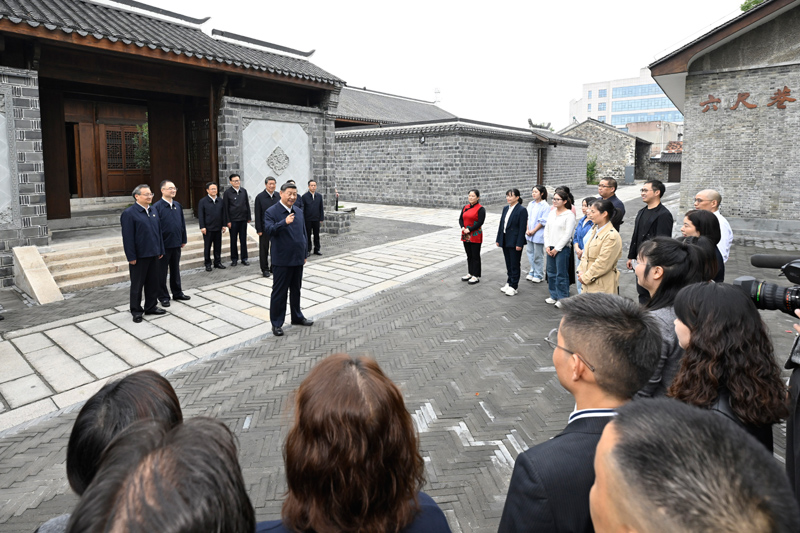 10月17日至18日，中共中央總書記、國(guó)家主席、中央軍委主席習(xí)近平在安徽考察。這是17日下午，習(xí)近平在安慶桐城市六尺巷考察時(shí)，同當(dāng)?shù)鼐用窈陀慰陀H切交流。