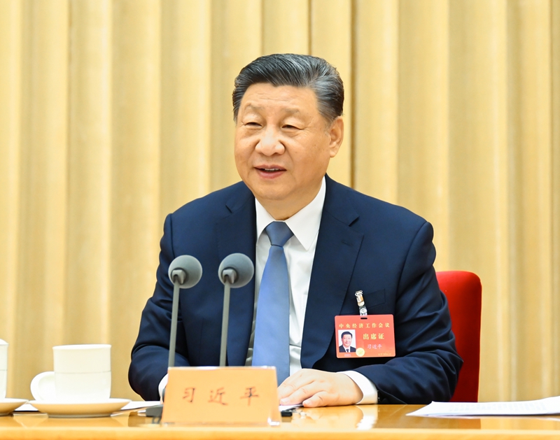 ??12月11日至12日，中央經(jīng)濟(jì)工作會議在北京舉行。中共中央總書記、國家主席、中央軍委主席習(xí)近平出席會議并發(fā)表重要講話。