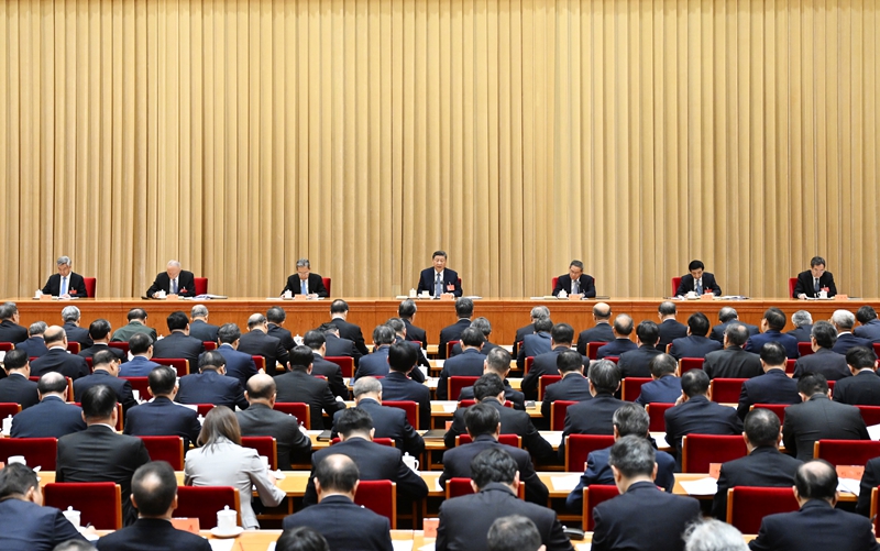 ??12月11日至12日，中央經(jīng)濟(jì)工作會議在北京舉行。中共中央總書記、國家主席、中央軍委主席習(xí)近平出席會議并發(fā)表重要講話。李強(qiáng)、趙樂際、王滬寧、蔡奇、丁薛祥、李希出席會議。