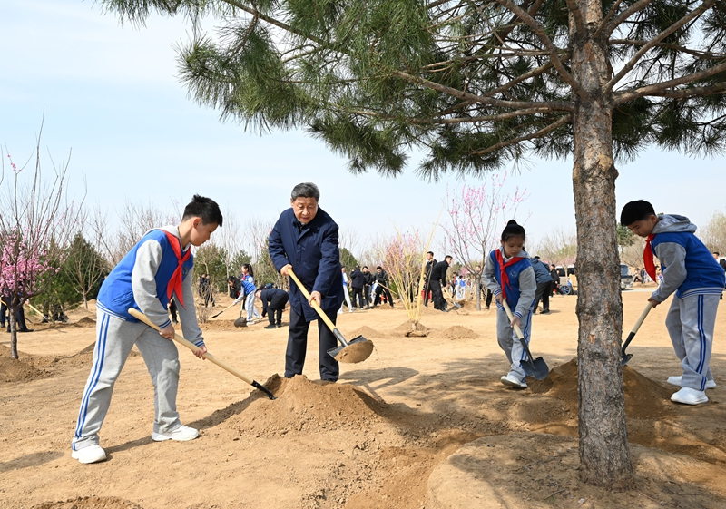 習(xí)近平在參加首都義務(wù)植樹活動時強(qiáng)調(diào)：匯聚共建美麗中國磅礴力量 讓祖國大地更加綠意盎然生機(jī)勃發(fā)