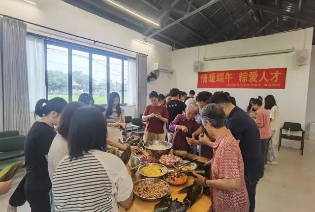 外地青年體驗塘口的傳統(tǒng)文化。