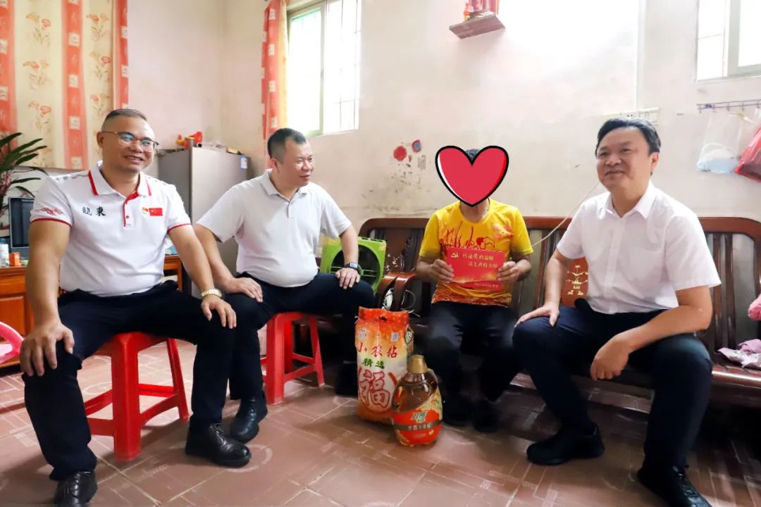 “七一”前夕，開平市領(lǐng)導(dǎo)到水口鎮(zhèn)走訪慰問困難黨員、老黨員