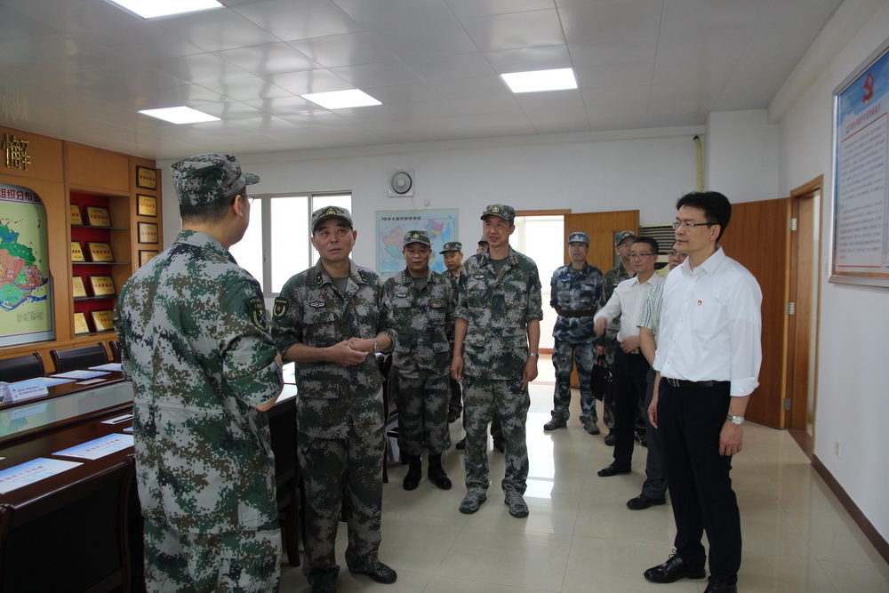 2018年05月08日，省軍區(qū)副政委梁躍嘉少將到長(zhǎng)沙街道調(diào)研武裝工作.jpg
