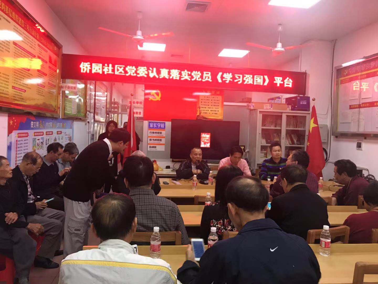 主要領(lǐng)導到居委會指導工作.jpg